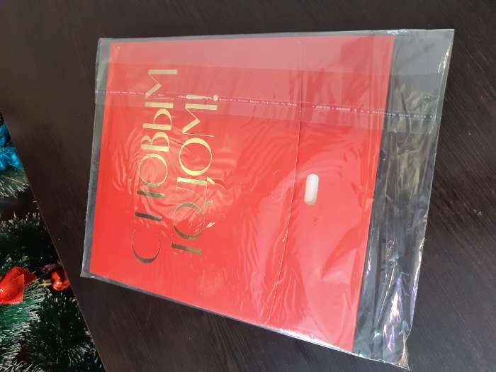 Фотография покупателя товара Складная коробка подарочная «С новым годом», тиснение, красный, 20 × 18 × 5 см - Фото 2