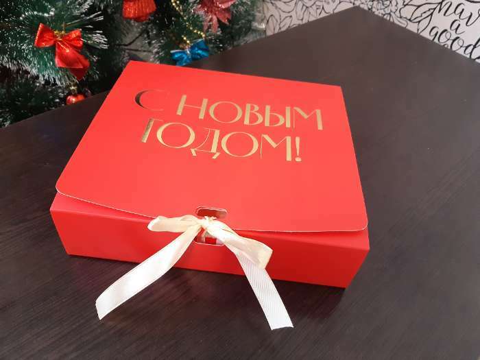 Фотография покупателя товара Складная коробка подарочная «С новым годом», тиснение, красный, 20 × 18 × 5 см - Фото 1
