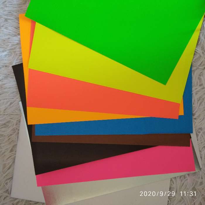 Фотография покупателя товара Бумага цветная самоклеящаяся, А4, 10 листов, 10 цветов, мелованная, односторонняя, в папке, 80 г/м², Щенячий патруль - Фото 8