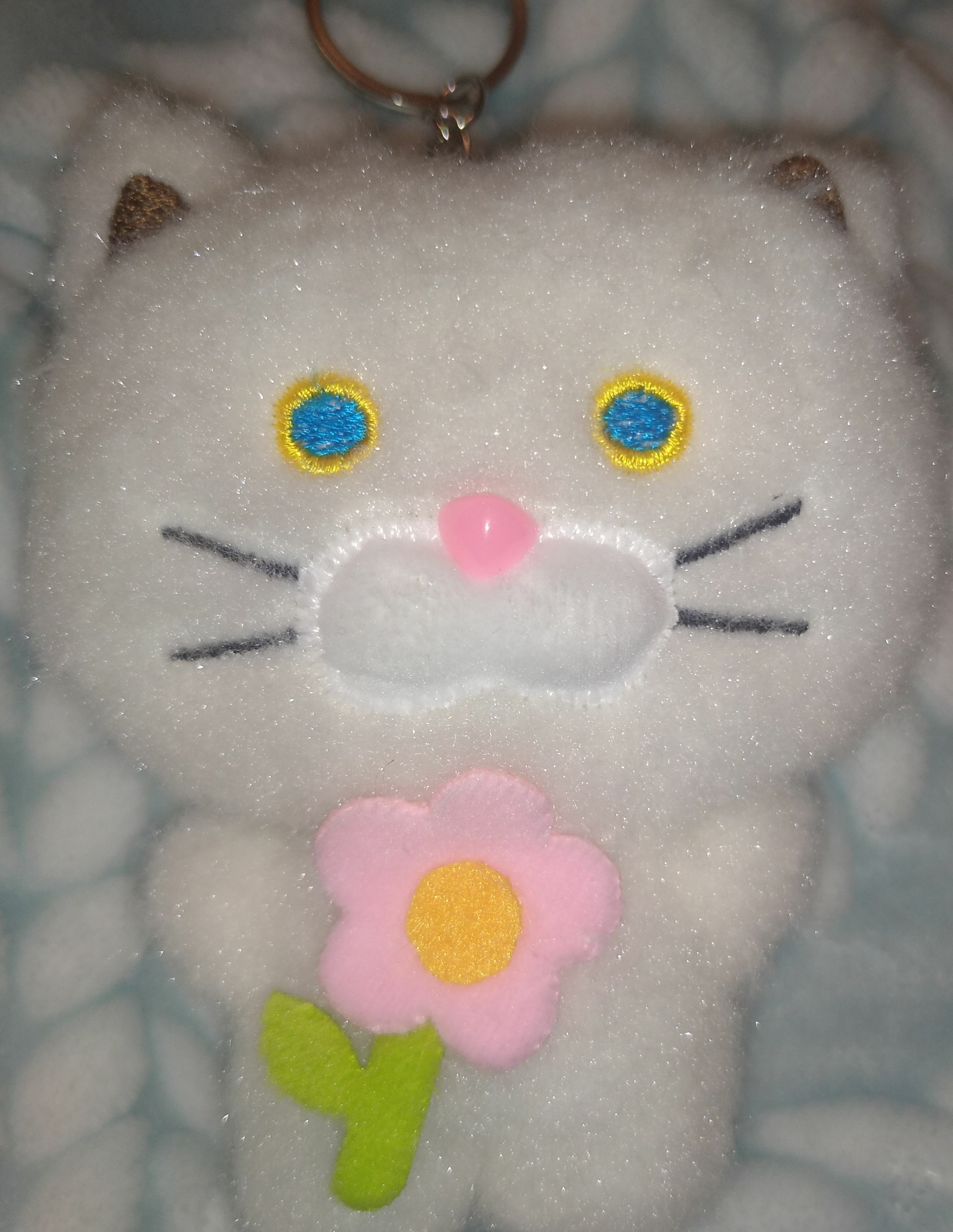 Фотография покупателя товара Мягкая игрушка «Кот с цветочком», на брелоке, 11 см, цвета МИКС - Фото 1