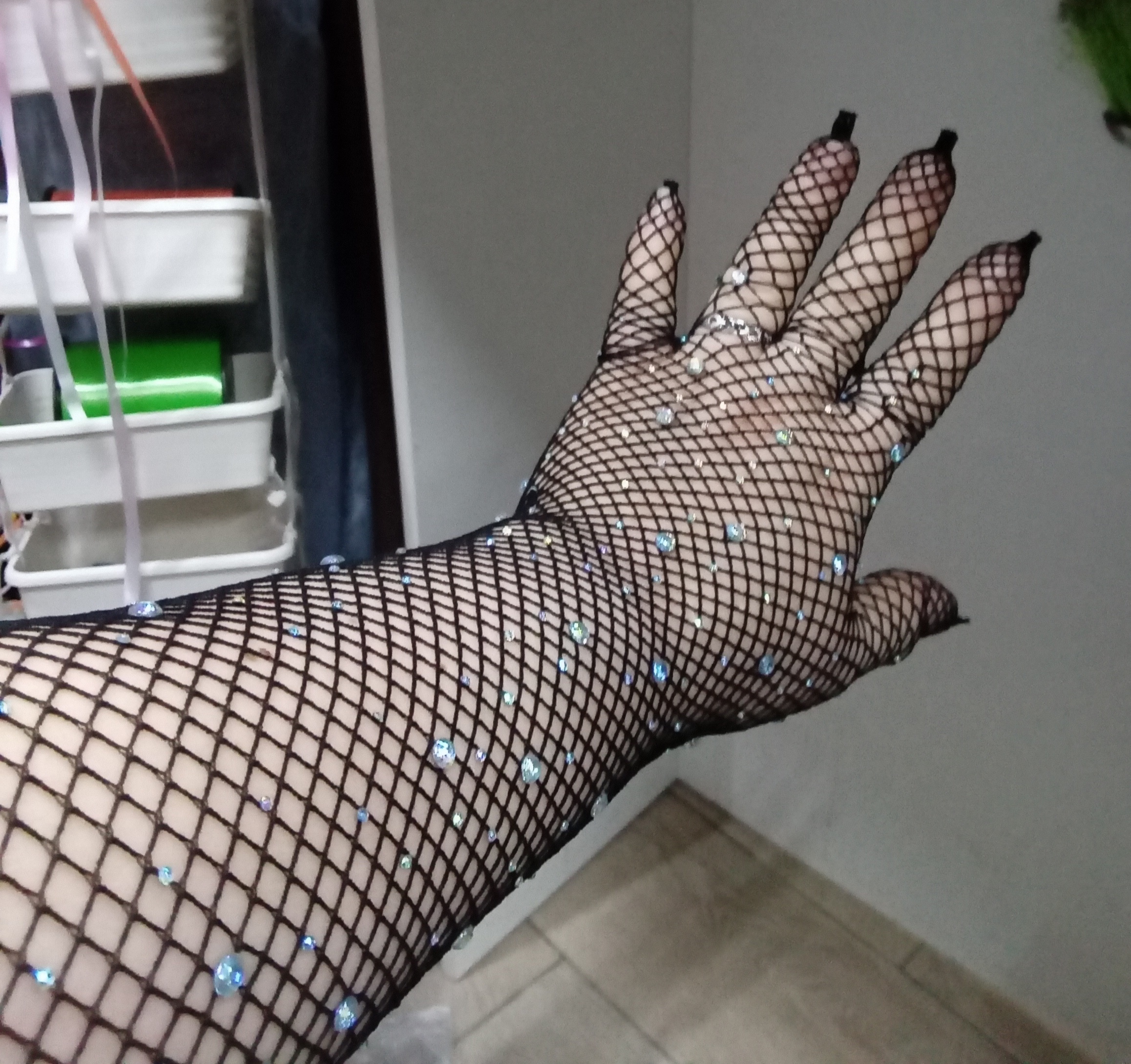 Фотография покупателя товара Карнавальные перчатки, цвет черный со стразами, длинные - Фото 5