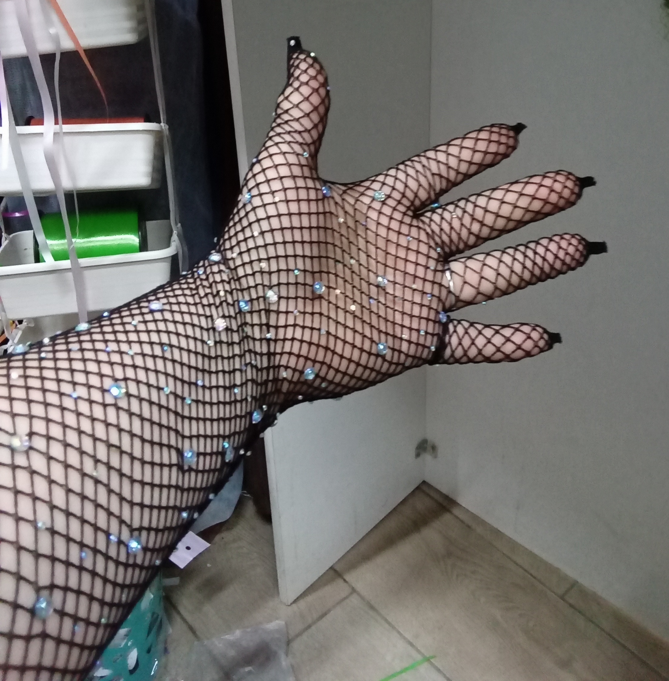 Фотография покупателя товара Карнавальные перчатки, цвет черный со стразами, длинные - Фото 4