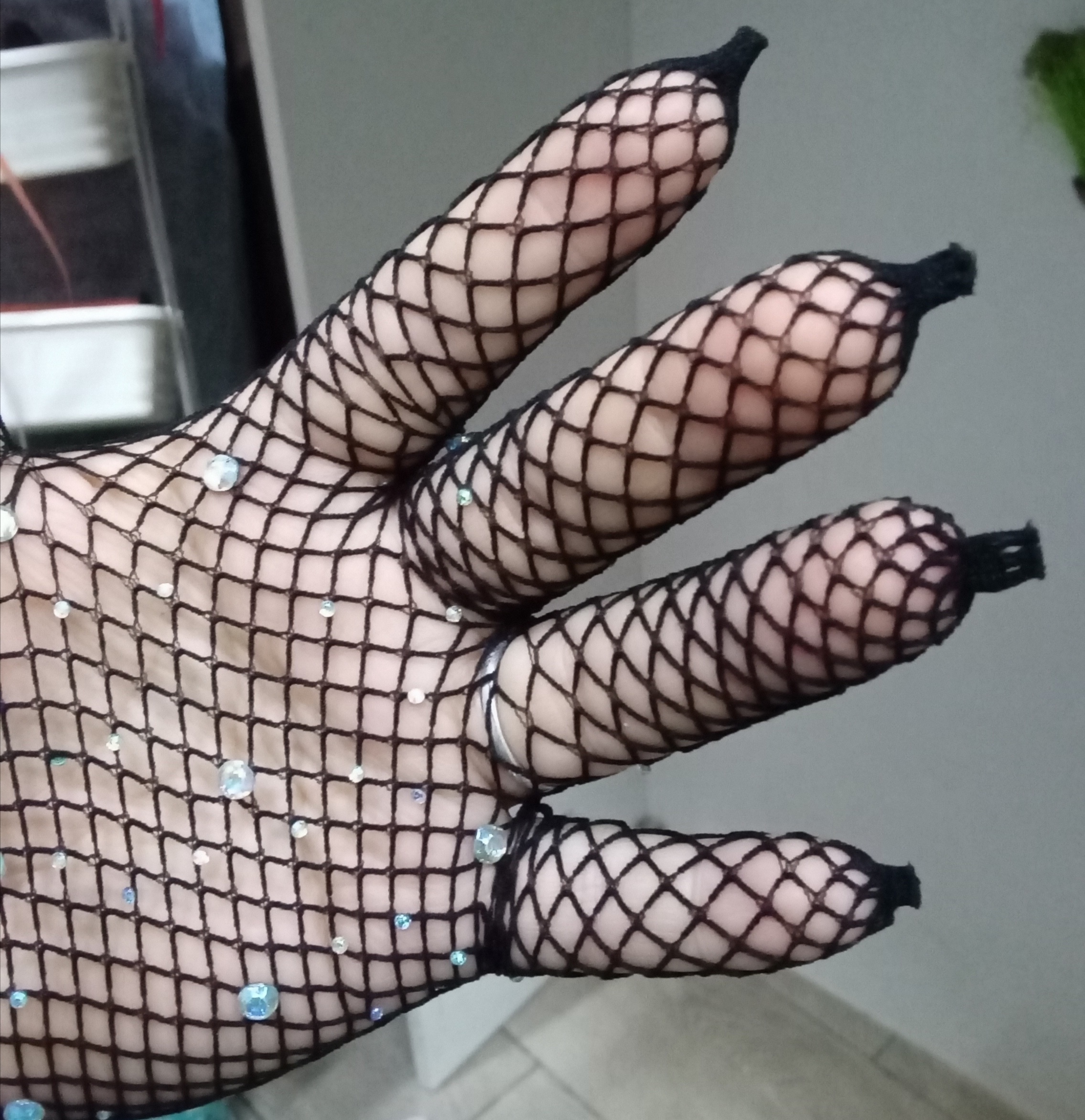 Фотография покупателя товара Карнавальные перчатки, цвет черный со стразами, длинные - Фото 3