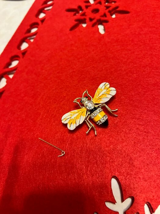 Фотография покупателя товара Брошь "Пчела" медуница, цветная в золоте - Фото 5