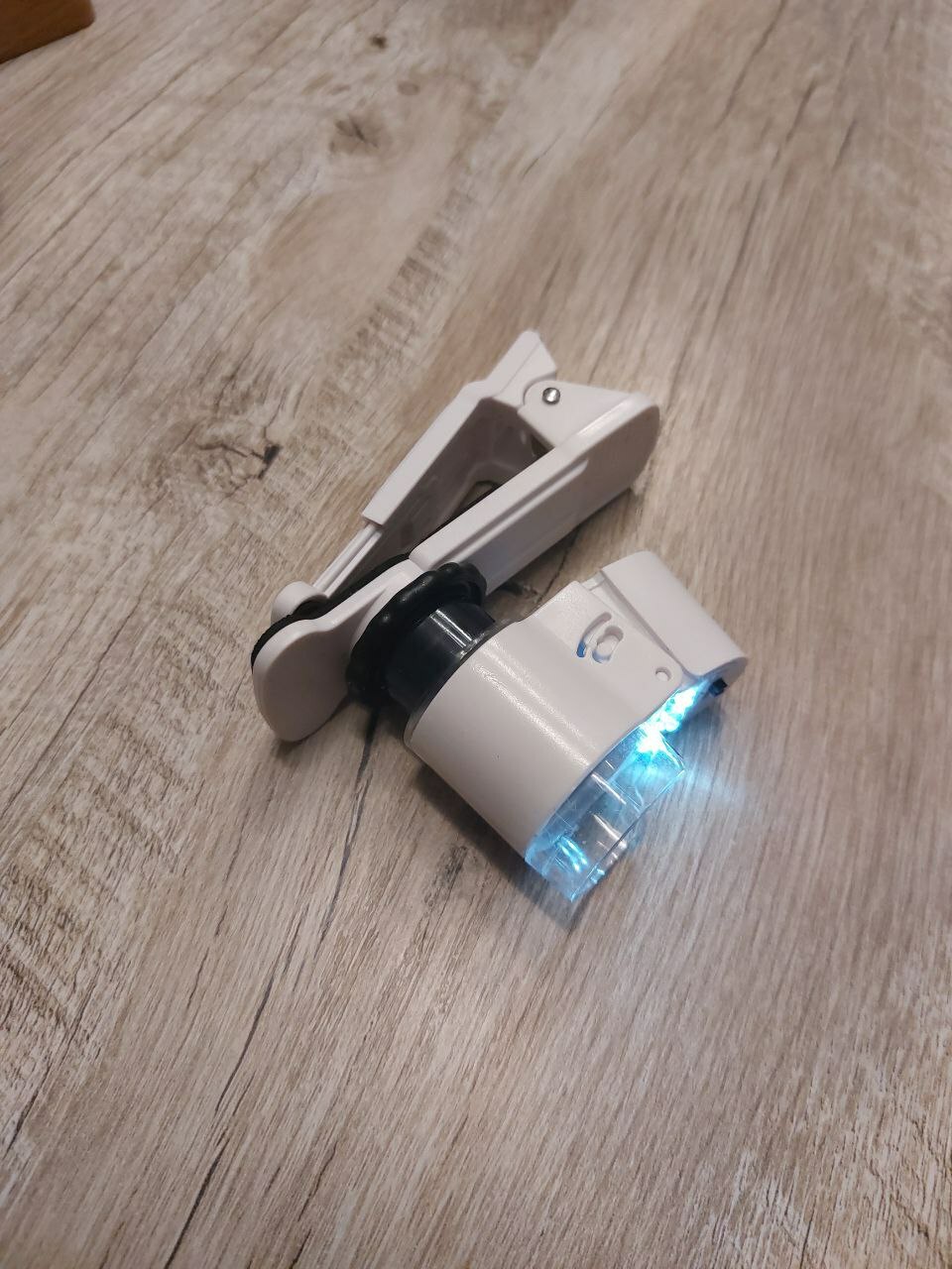 Фотография покупателя товара Лупа с линзой 10х для макросъёмки на прищепке для телефона, с подсветкой - Фото 11