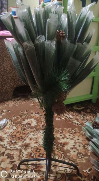 Фотография покупателя товара Кедр зелёный шишки 120 см, d нижнего яруса 80 см, d игл 10 см, 110 веток, металл подставка