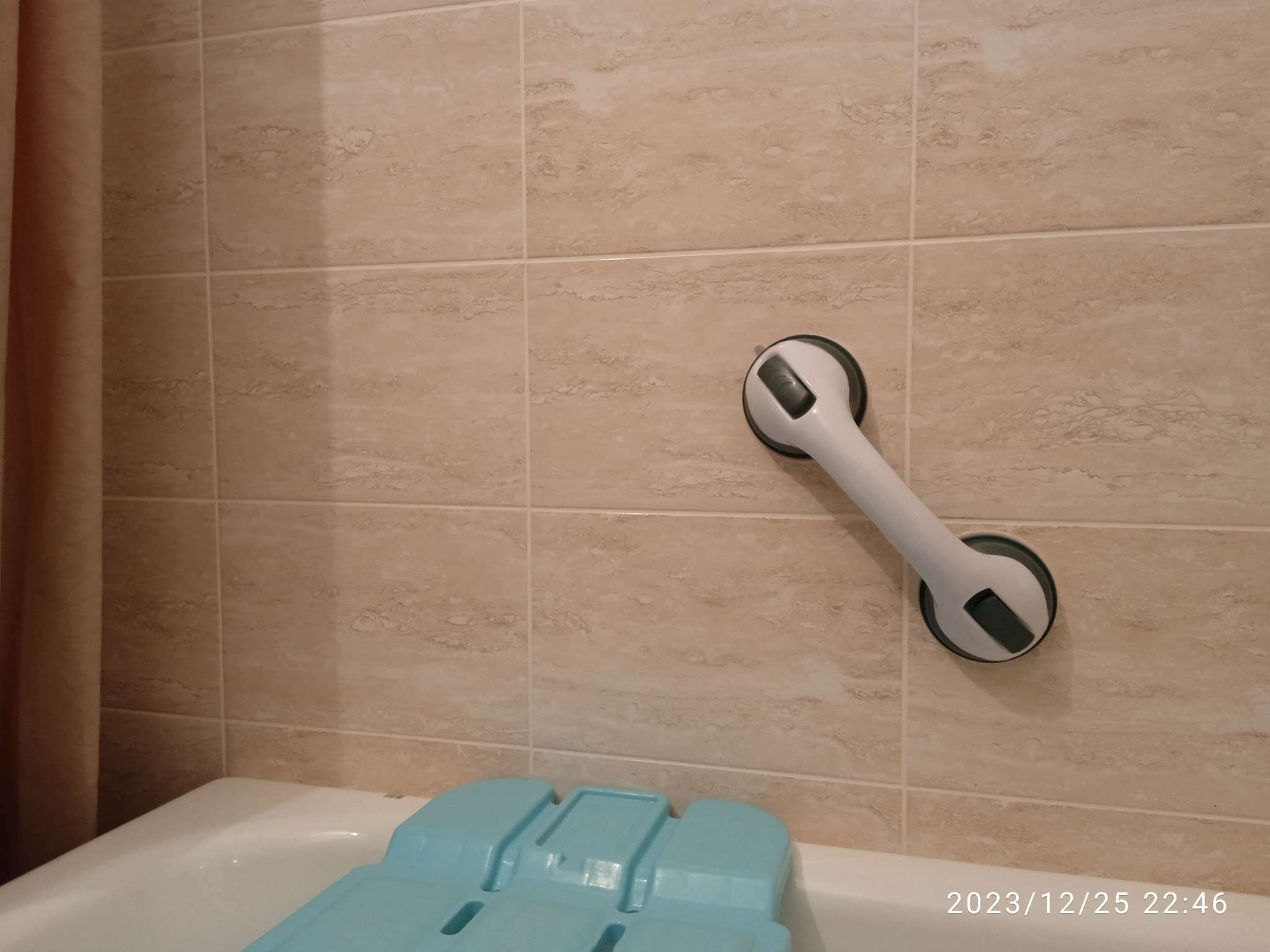 Фотография покупателя товара Поручень для ванны на вакуумных присосках, цвет МИКС