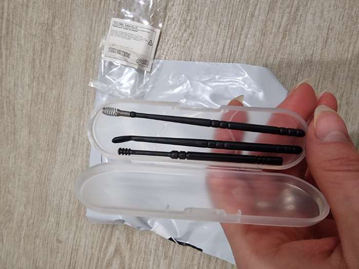 Фотография покупателя товара Набор для чистки ушей, 3 предмета, в пластиковом футляре, 10,5 × 3 × 1 см, цвет чёрный - Фото 3