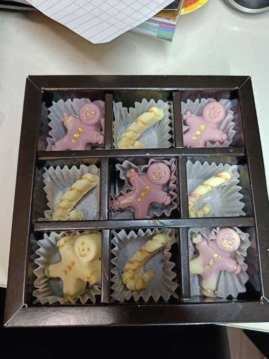 Фотография покупателя товара Форма для конфет и шоколада новогодняя Доляна «Карамельное чудо», силикон, 21×10 см, 12 ячеек (3.5×3.5 см), красная - Фото 4