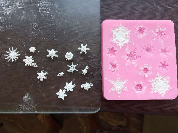 Фотография покупателя товара Силиконовый молд «Снежинки», 8,6×8,6 см, цвет розовый - Фото 2