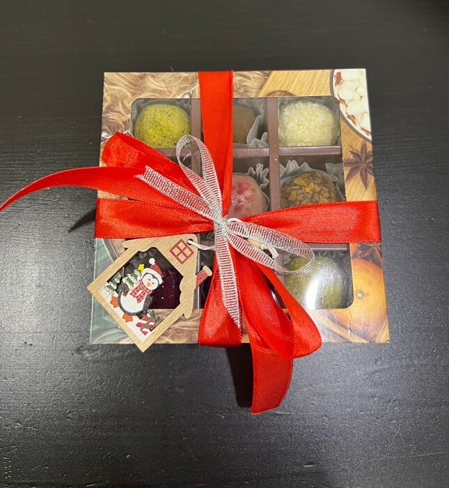 Фотография покупателя товара Коробка под 9 конфет с ячейками новогодняя «Ёлочка, гори!», 13.5×13.5×3.5 см - Фото 1