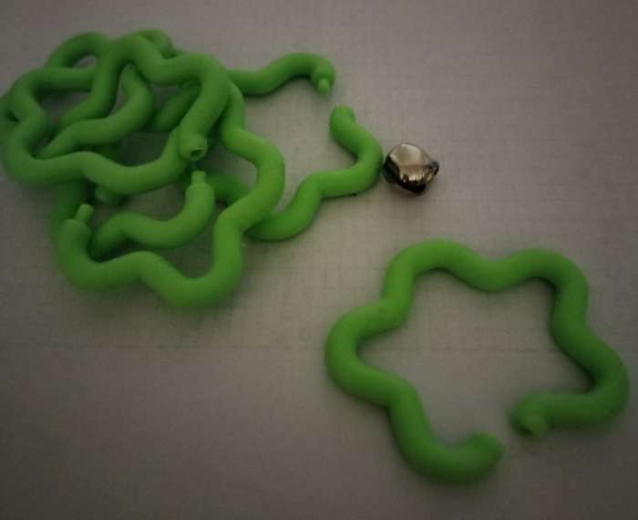 Фотография покупателя товара Игрушка резиновая "Молекула" с бубенчиком, 4 см, зелёная - Фото 2