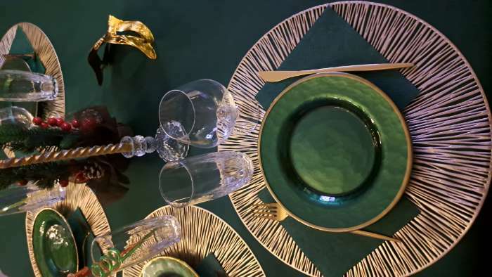 Фотография покупателя товара Тарелка стеклянная обеденная «Эмеральд», d=27 см, цвет зелёный с золотой отводкой - Фото 1
