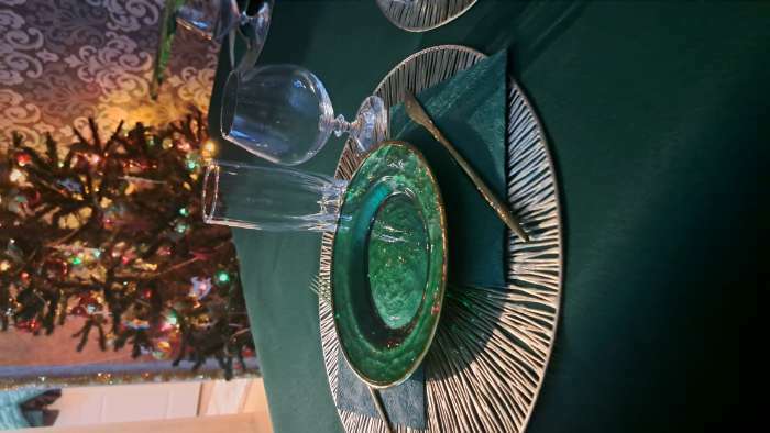 Фотография покупателя товара Тарелка стеклянная десертная «Эмеральд», d=21,5 см, цвет зелёный с золотой отводкой - Фото 2