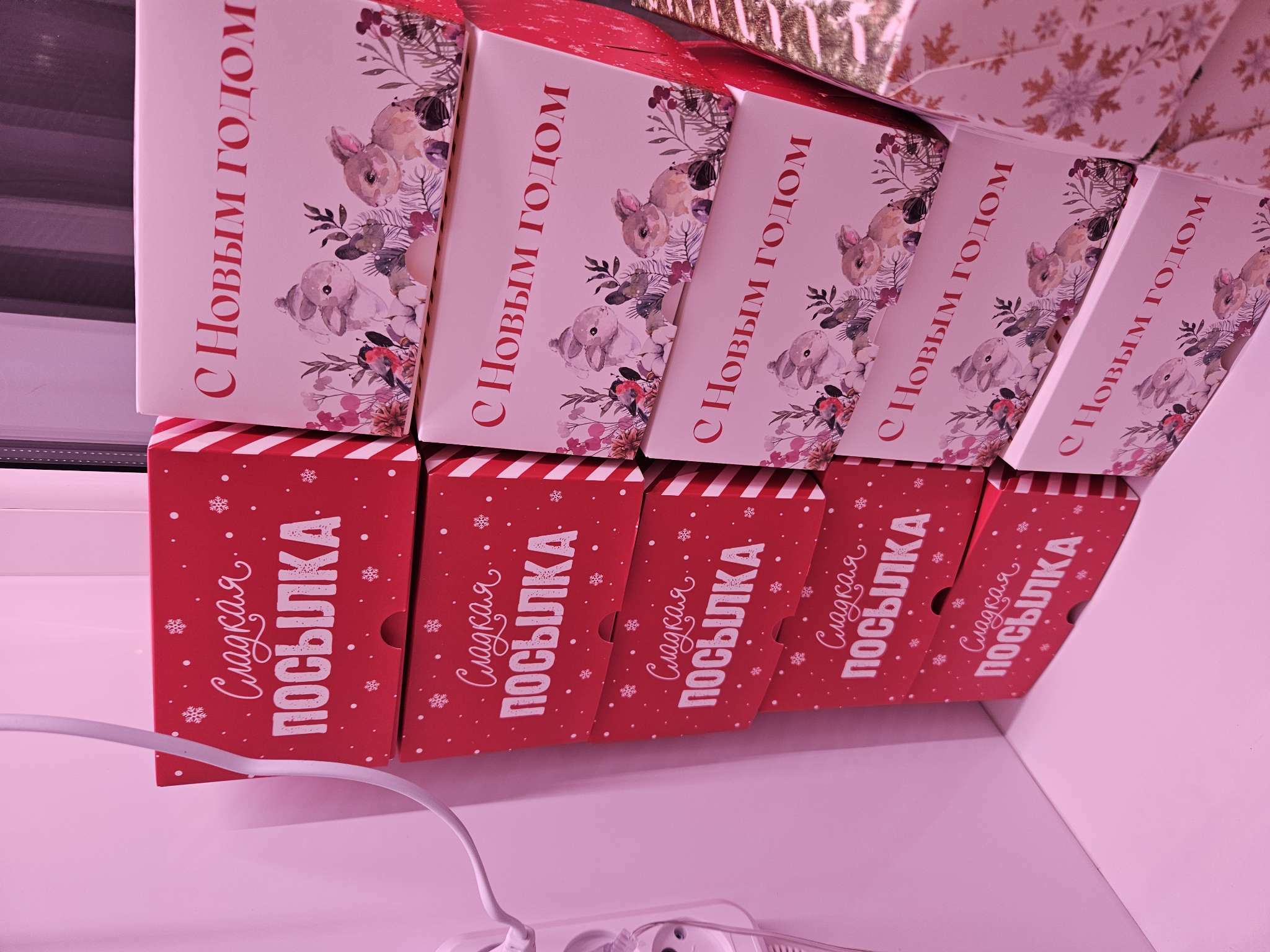 Фотография покупателя товара Коробка складная на 4 капкейков с окном "Акварель" 16*16*10 см, Новый год - Фото 1