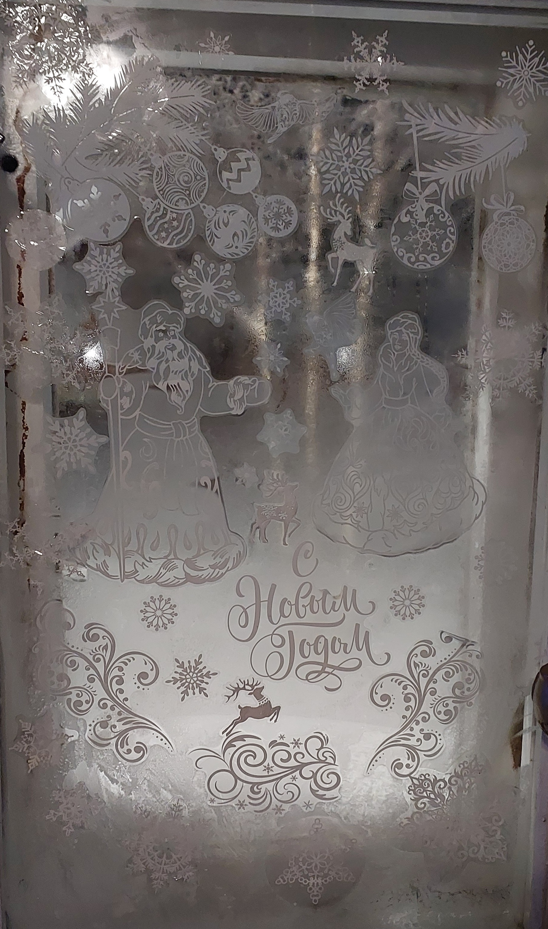 Фотография покупателя товара Наклейки для окон «Дед Мороз и Снегурочка», многоразовая, 33 × 50 см - Фото 1