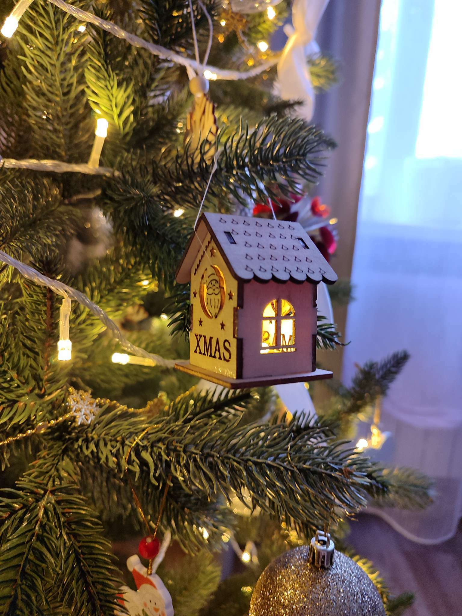 Фотография покупателя товара Ёлочная игрушка «Домик с Дедом Морозом», от батареек, свечение тёплое белое - Фото 1