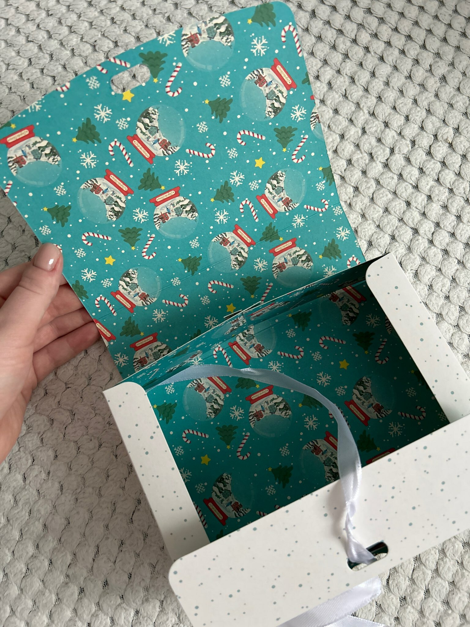 Фотография покупателя товара Коробка подарочная новогодняя складная двухсторонняя «Синяя сказка», 16.5×12×5 см - Фото 1