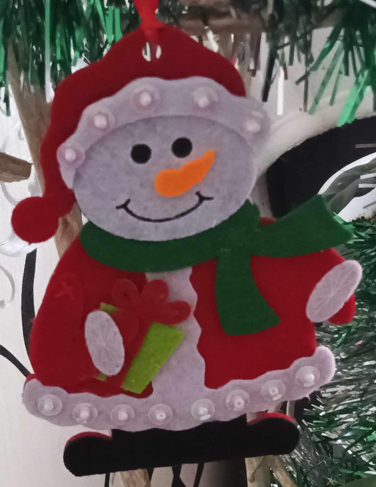 Фотография покупателя товара Набор для творчества - создай ёлочное украшение из фетра «Снеговик с подарком» - Фото 2