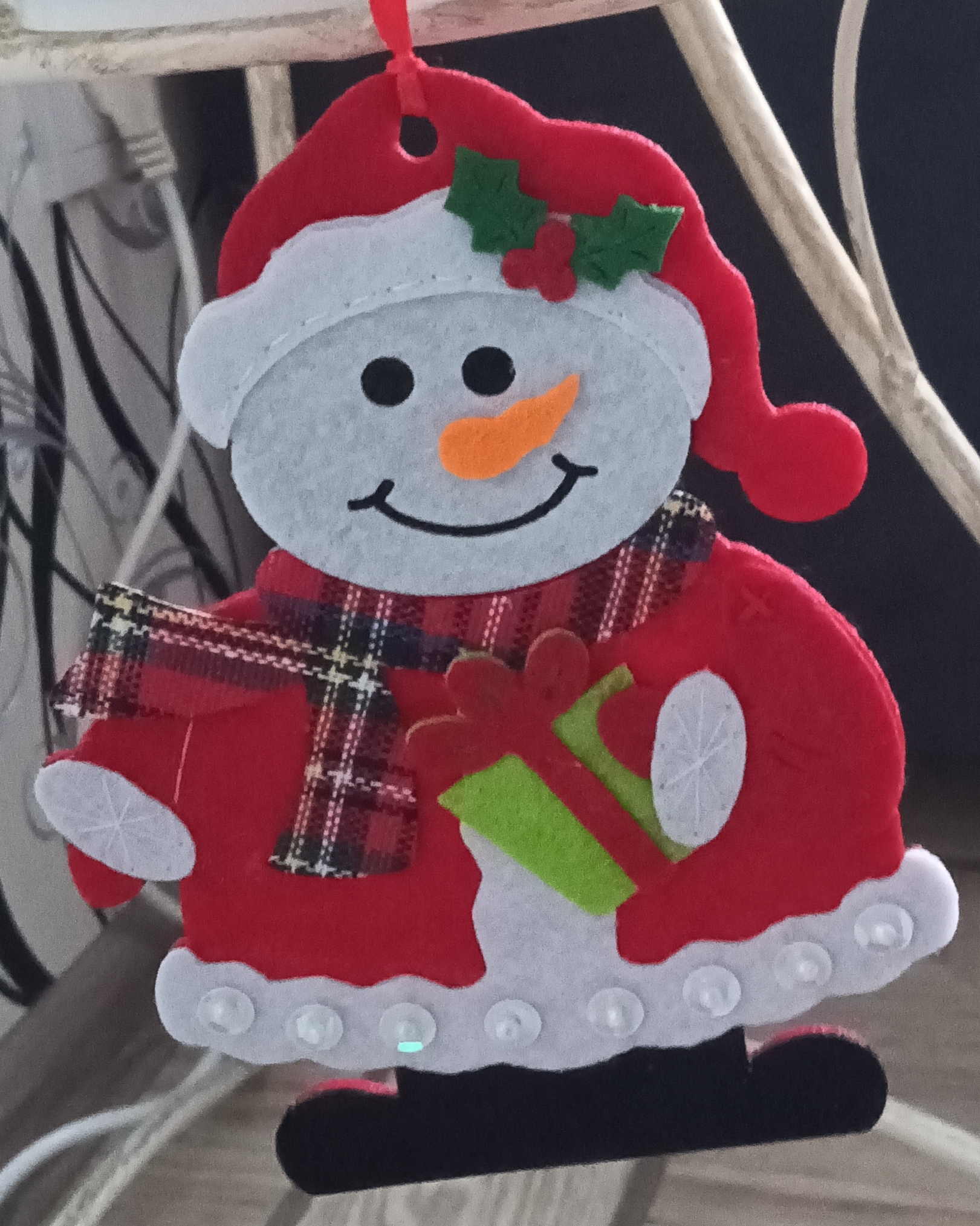 Фотография покупателя товара Набор для творчества - создай ёлочное украшение из фетра «Снеговик с подарком» - Фото 1