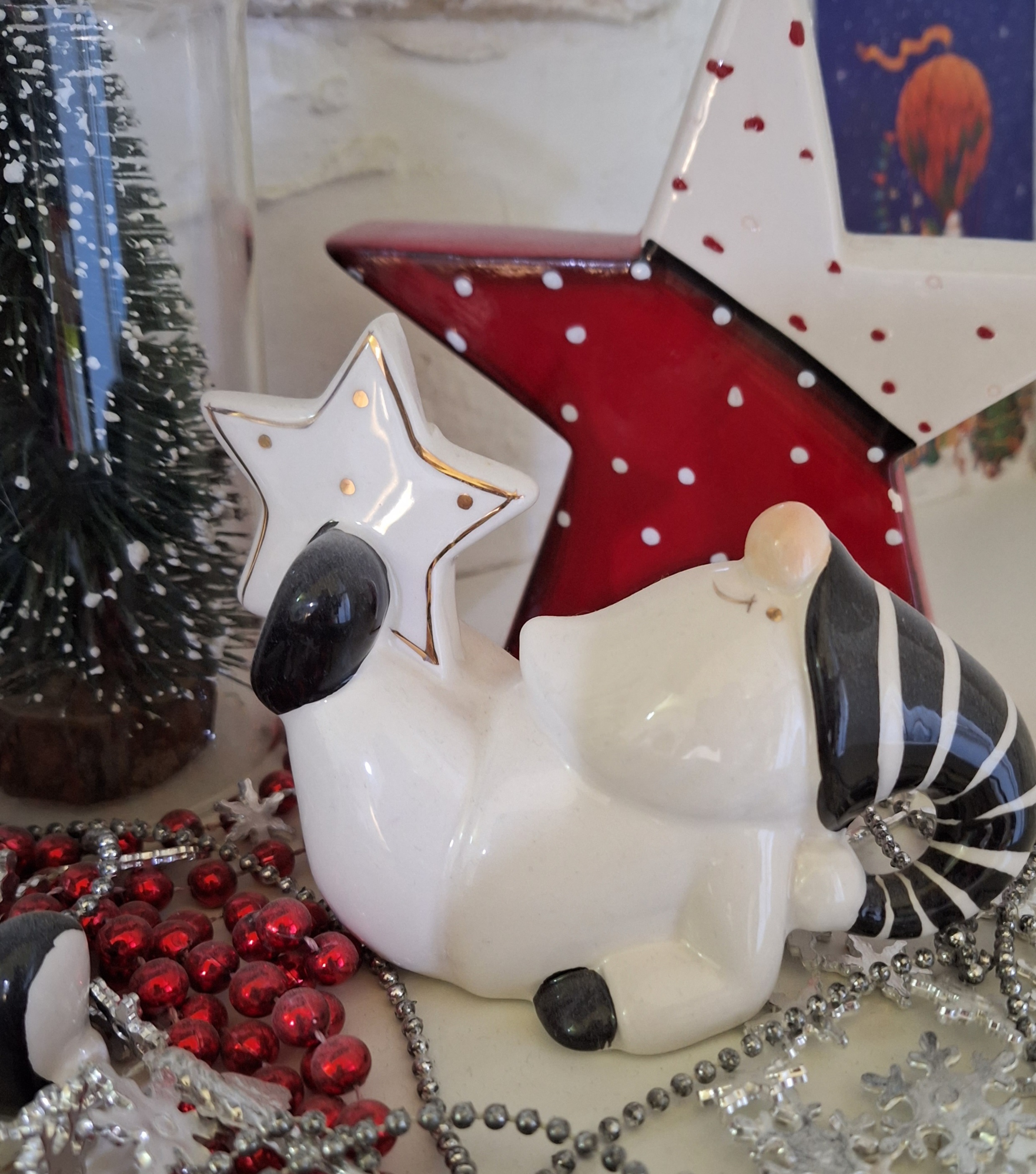 Фотография покупателя товара Сувенир керамика "Дедушка Мороз, чёрный полосатый колпак, большая звезда" 9,5х6,4х12,4 см - Фото 2