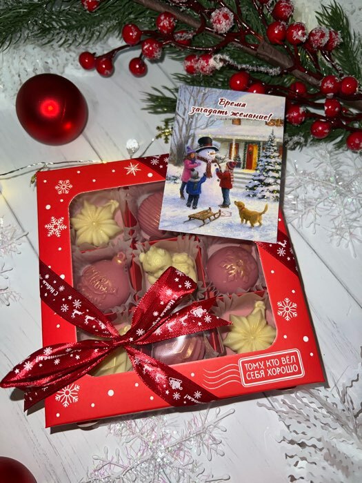 Фотография покупателя товара Коробка для конфет «Новогодний подарок», 14.7 х 14.7 х 3.5 см, Новый год - Фото 3