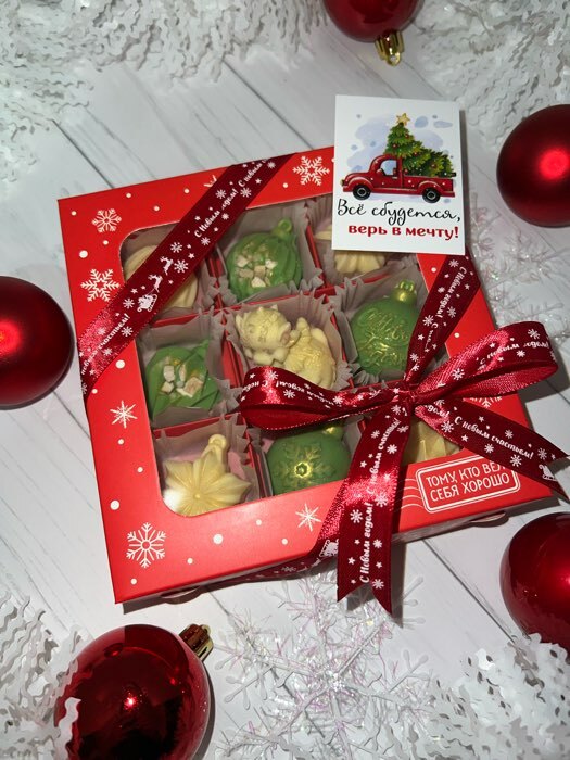 Фотография покупателя товара Коробка для конфет «Новогодний подарок», 14.7 х 14.7 х 3.5 см, Новый год - Фото 2