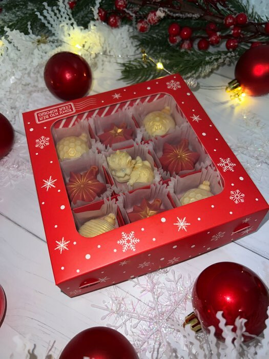 Фотография покупателя товара Коробка для конфет «Новогодний подарок», 14.7 х 14.7 х 3.5 см, Новый год - Фото 1