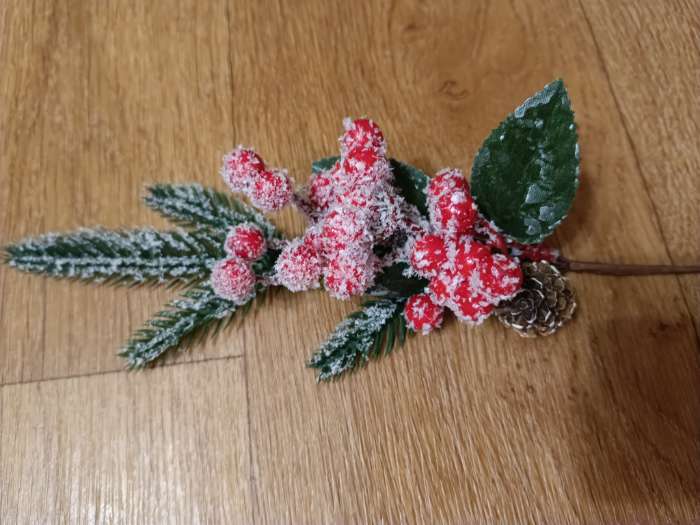 Фотография покупателя товара Еловая ветка декоративная «Зимнее волшебство. Грёзы», хвои, ягоды, шишка, 27 см - Фото 5