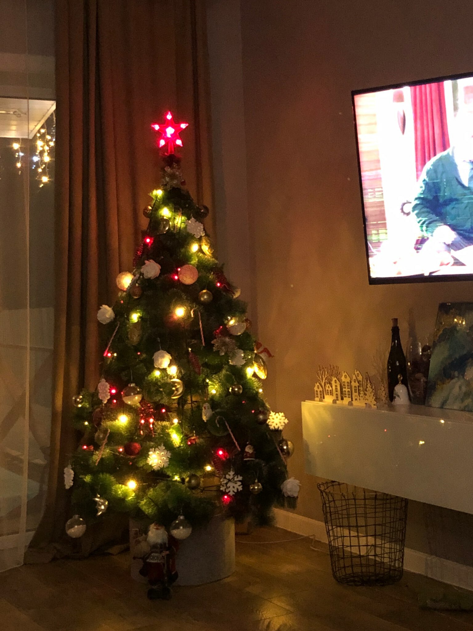 Фотография покупателя товара Светодиодная верхушка на ёлку «Звезда красная», 15 см, 10 LED, 220 В, свечение красное - Фото 10