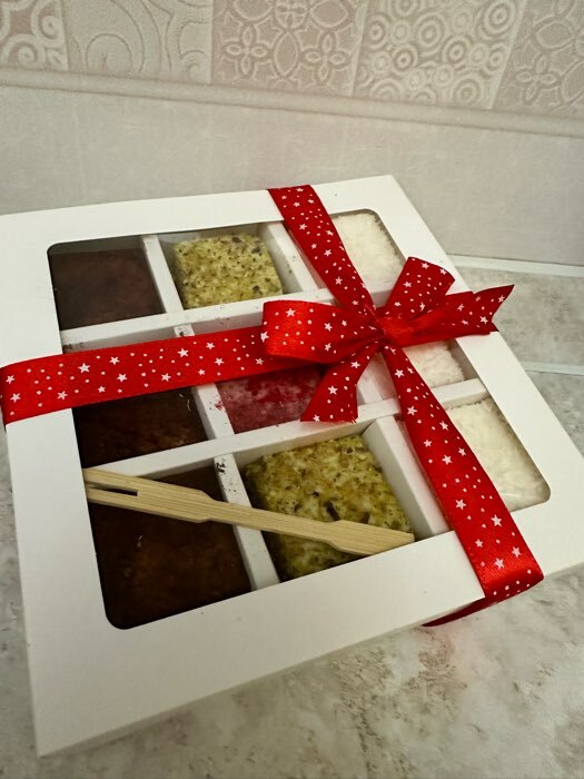 Фотография покупателя товара Коробка складная под 9 конфет, белая, 13,8 х 13,8 х 3,8 см - Фото 7