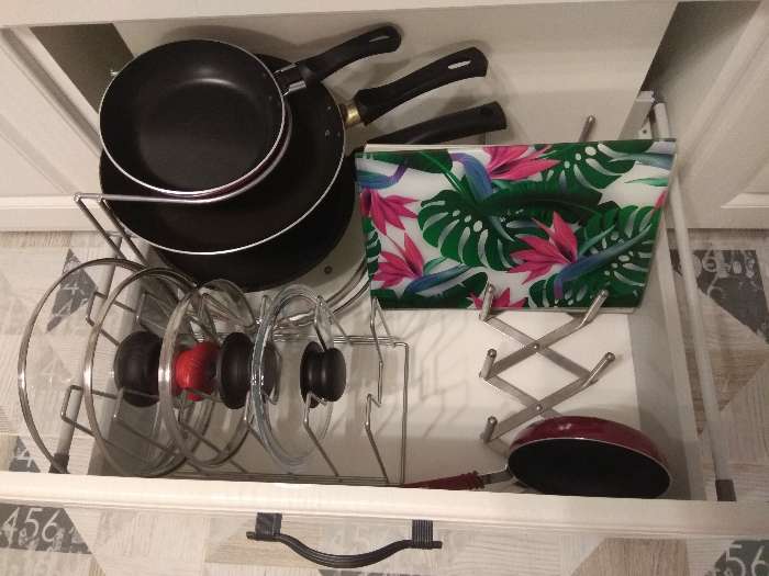 Фотография покупателя товара Подставка для хранения сковородок настольная, 3 отделения, 23×26×24 см, цвет хром - Фото 1