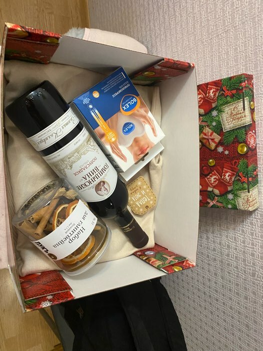 Фотография покупателя товара Складная коробка "С новым годом и Рождеством!", 31,2 х 25,6 х 16,1 см - Фото 3