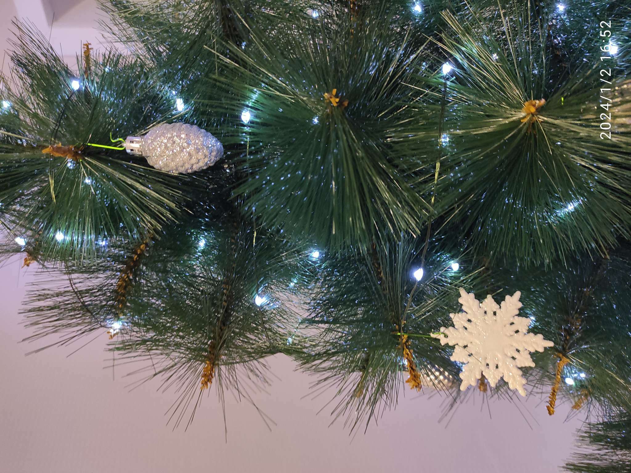 Фотография покупателя товара Ёлочные игрушки набор 3 шт. «Зимнее волшебство. Снежинка - морозный блеск», d=6 см, белый - Фото 3