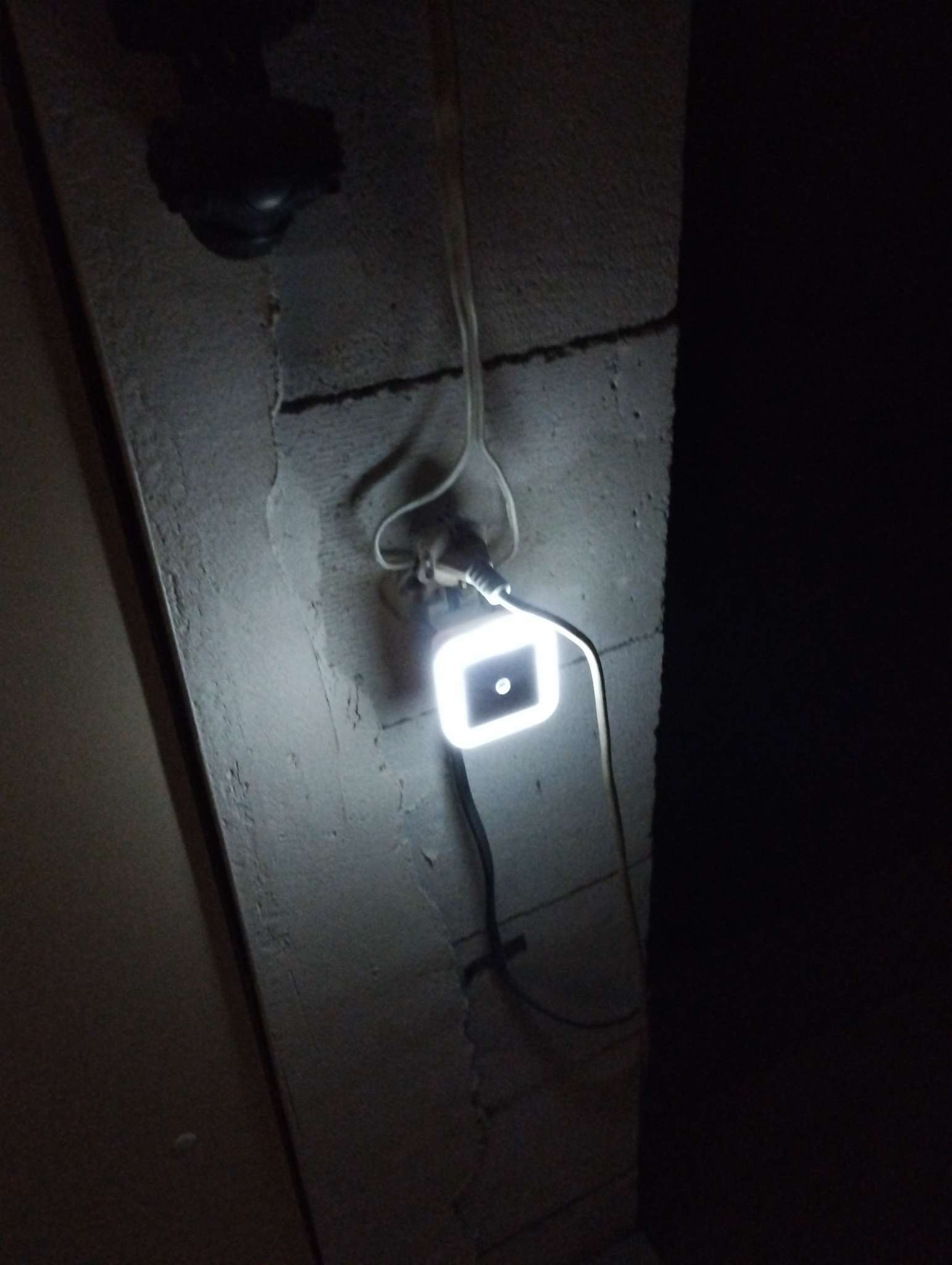 Фотография покупателя товара Ночник пластик LED реагирует на темноту "Квадрат" 6,5х6,5х5 см, МИКС RISALUX - Фото 2