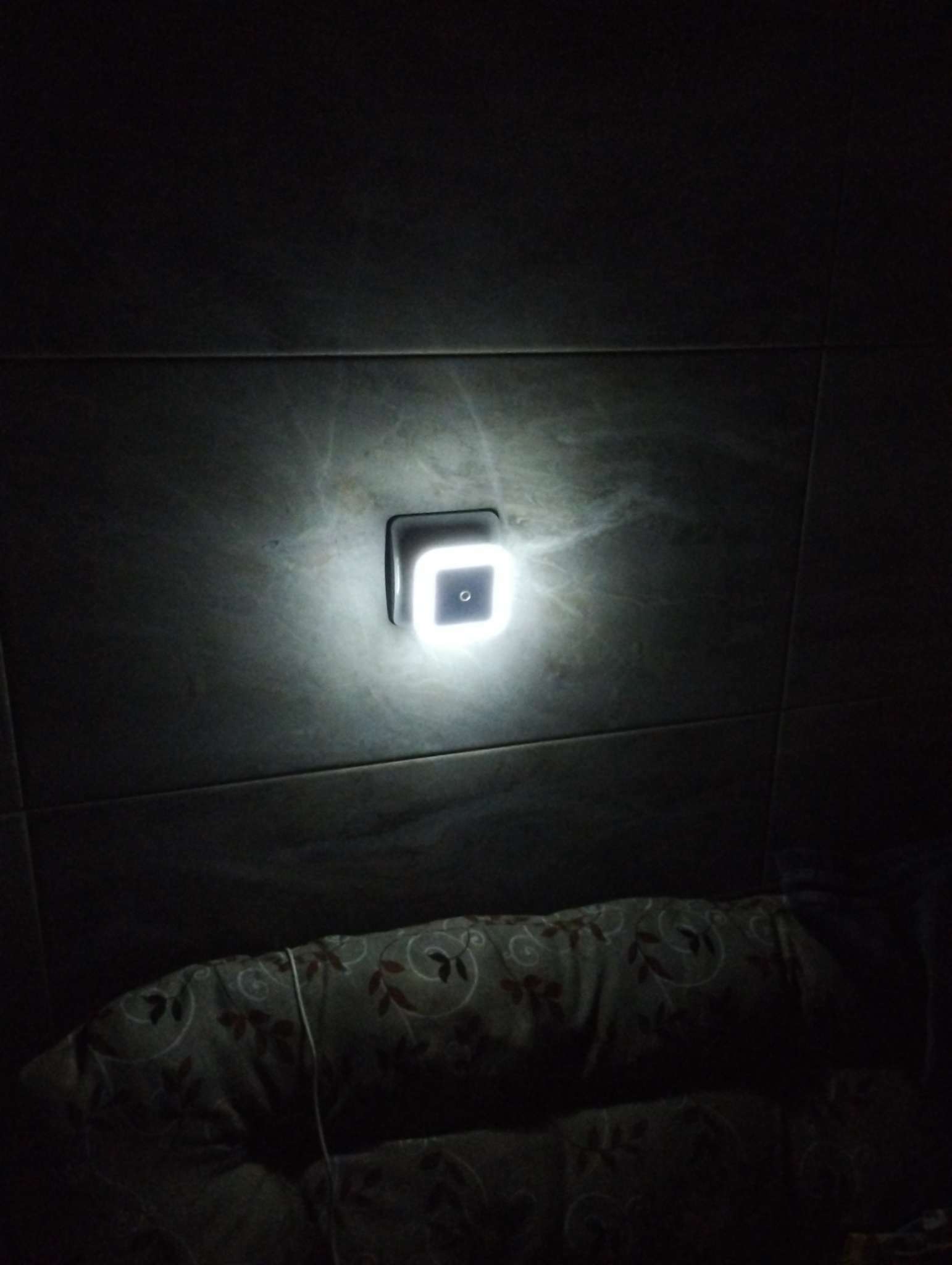 Фотография покупателя товара Ночник пластик LED реагирует на темноту "Квадрат" 6,5х6,5х5 см, МИКС RISALUX - Фото 1