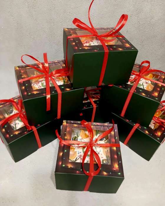 Фотография покупателя товара Упаковка на 4 капкейков с окном "Счастливого Нового Года", 16 х 16 х 10 см - Фото 2