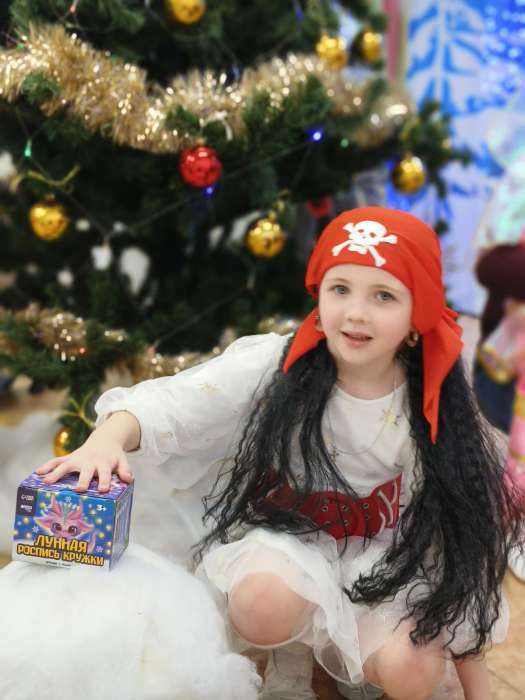 Фотография покупателя товара Карнавальный парик «Пиратка в бандане», с косичками, 120 г, цвет чёрный - Фото 1