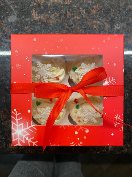 Фотография покупателя товара Упаковка на 4 капкейков с окном "С Праздником!", 16 х 16 х 10 см - Фото 1