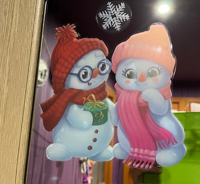 Фотография покупателя товара Виниловая наклейка на окно «Зимние друзья», многоразовая, 20 × 34,5 см - Фото 2