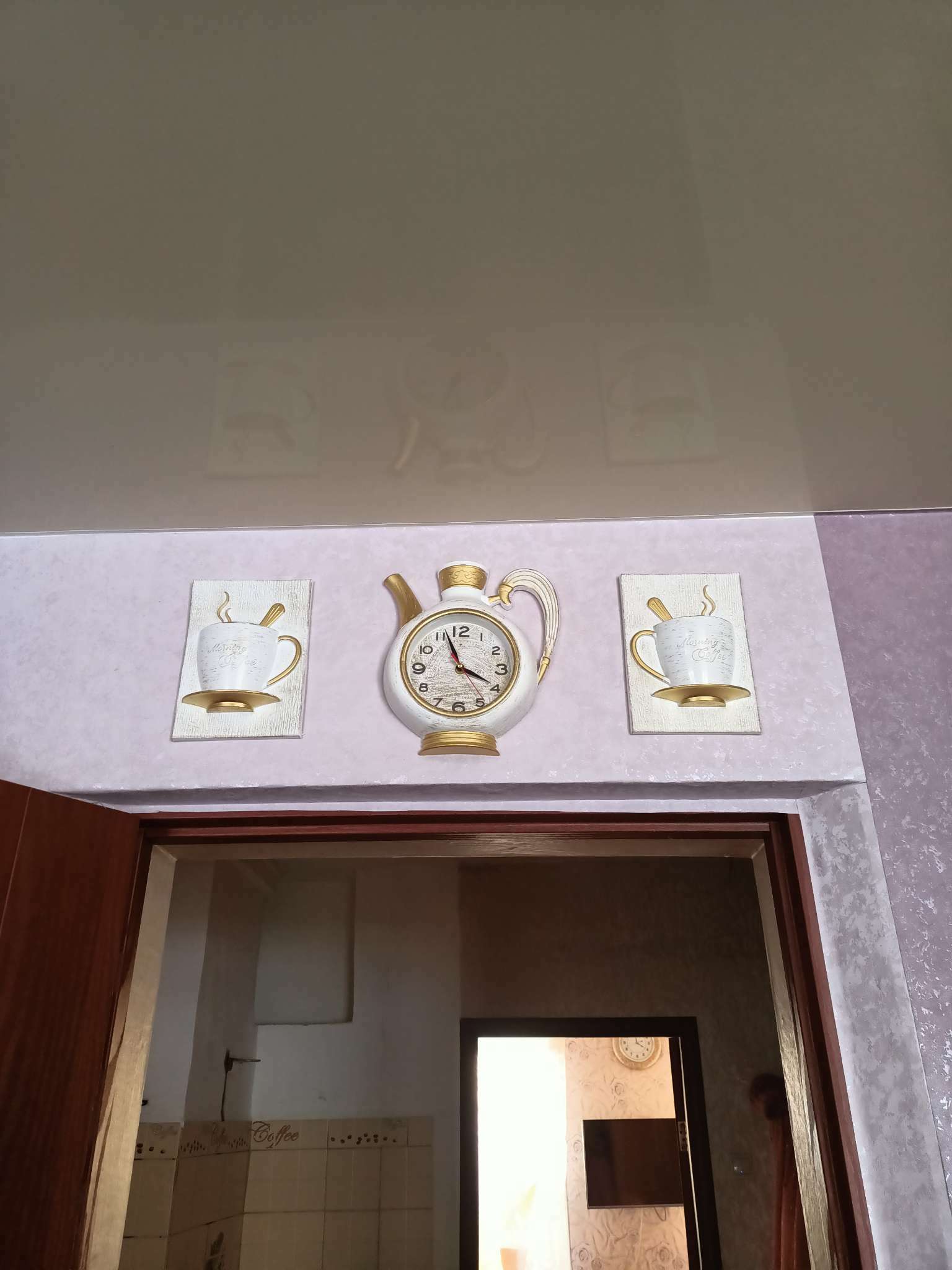 Фотография покупателя товара Часы настенные интерьерные для кухни "Сангино", бесшумные, 26.5 х 24 см, d-13 см, белые, АА - Фото 3