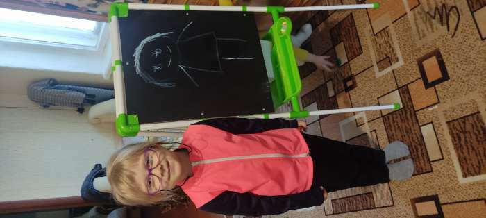 Фотография покупателя товара Мольберт детский двусторонний «Доска знаний», регулируется по высоте, + учебные принадлежности, цвет салатовый