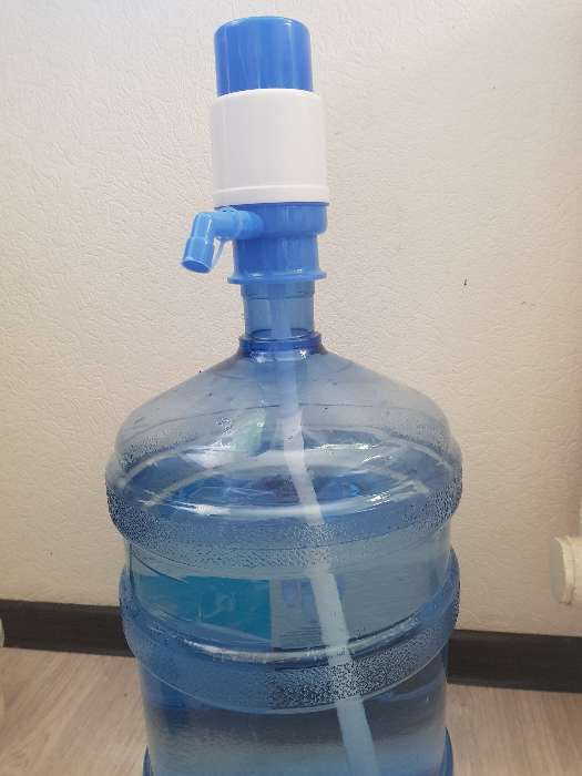 Фотография покупателя товара УЦЕНКА Помпа для воды LuazON, механическая, малая, под бутыль от 11 до 19 л, голубая - Фото 18