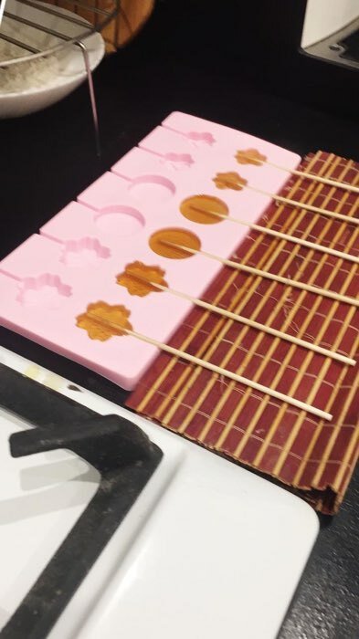 Фотография покупателя товара Форма для леденцов Доляна «Вкусная сладость», силикон, 26,5×11,5 см, 12 ячеек (d=3,5 см), с палочками, цвет МИКС - Фото 1