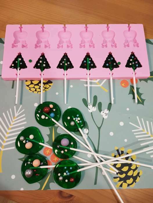 Фотография покупателя товара Форма для леденцов Доляна «Новый год», силикон, 25×10,5×1 см, 12 ячеек, с палочками, цвет розовый
