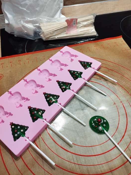 Фотография покупателя товара Форма для украшений Доляна «Новый год», силикон, 25×10,5×1 см, 12 ячеек, с палочками, цвет розовый - Фото 3