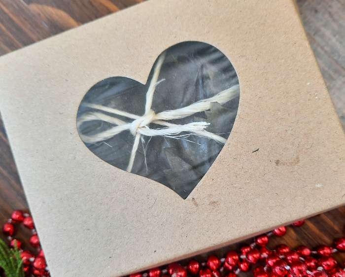 Фотография покупателя товара Коробка складная "Сердца", крафт, 10 х 8 х 3,5 см - Фото 4