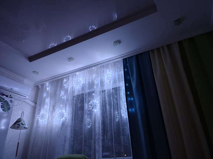 Фотография покупателя товара Гирлянда «Бахрома» 2.4 × 0.9 м с насадками «Снежинки», IP20, прозрачная нить, 150 LED, свечение синее, 8 режимов, 220 В - Фото 2