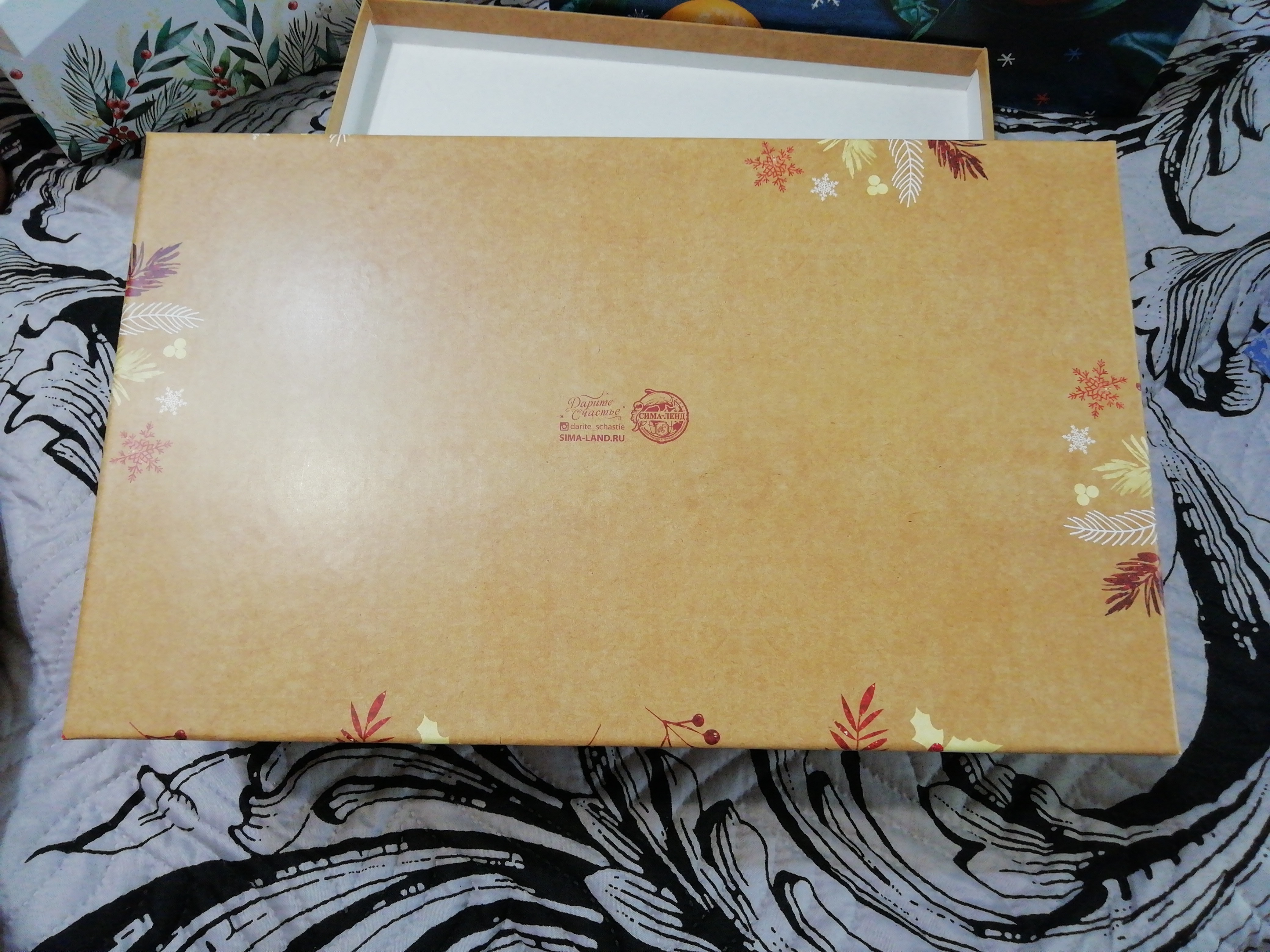 Фотография покупателя товара Коробка подарочная «С новым годом и Рождеством!», 32,5 × 20 × 12,5 см - Фото 2