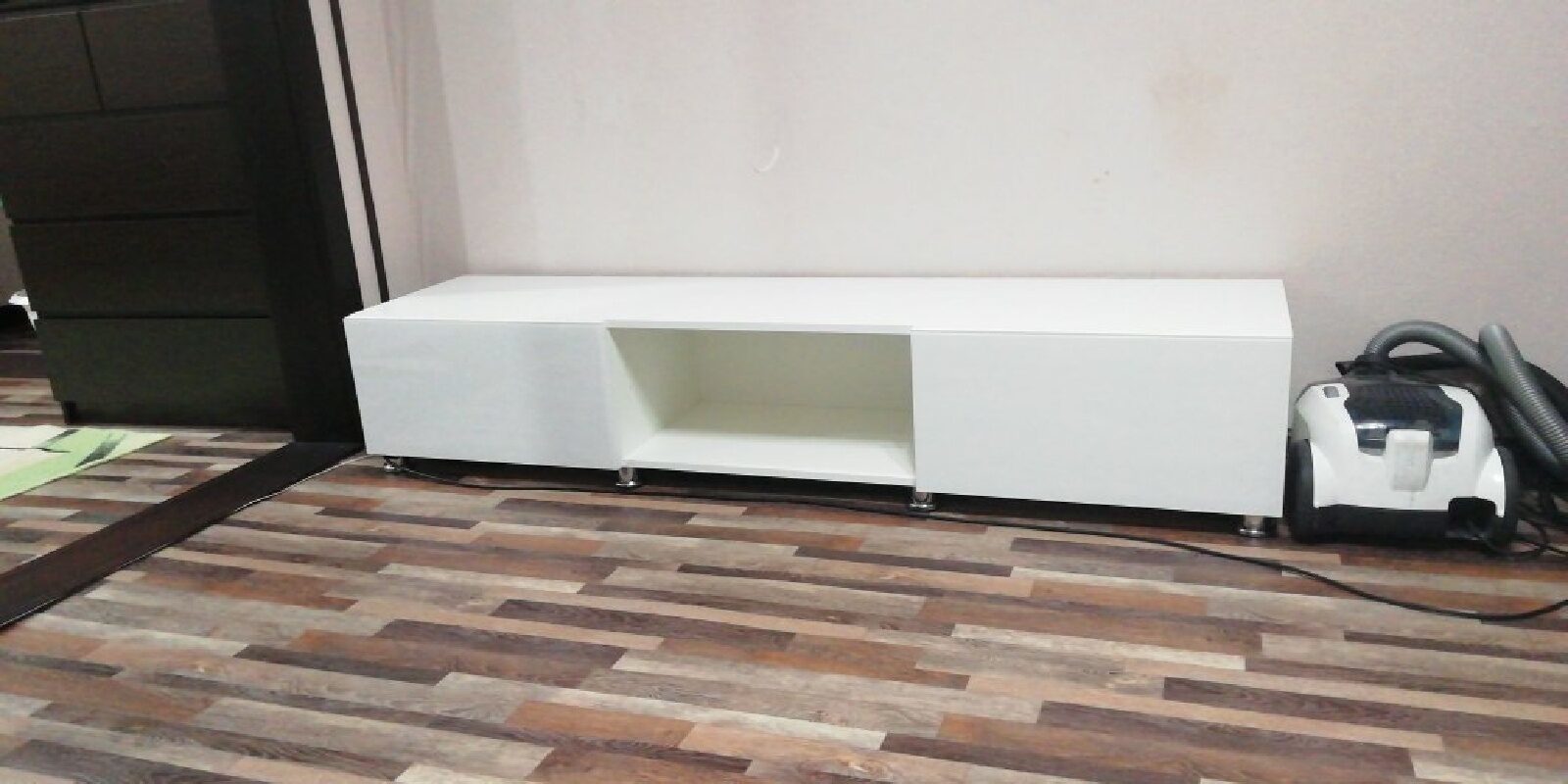 Фотография покупателя товара Тумба под ТВ подвесная №2, 1800х420х300, цвет белый / белое стекло
